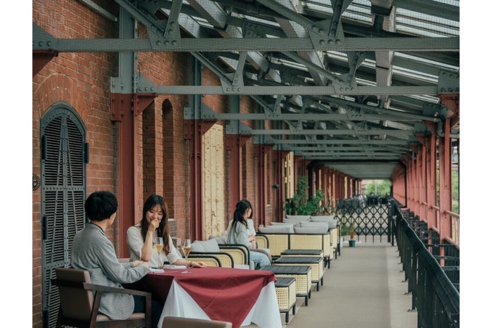 「赤レンガでわんさんぽ」のワンちゃん同伴可能店舗・エリア 一例「バルコニー席」