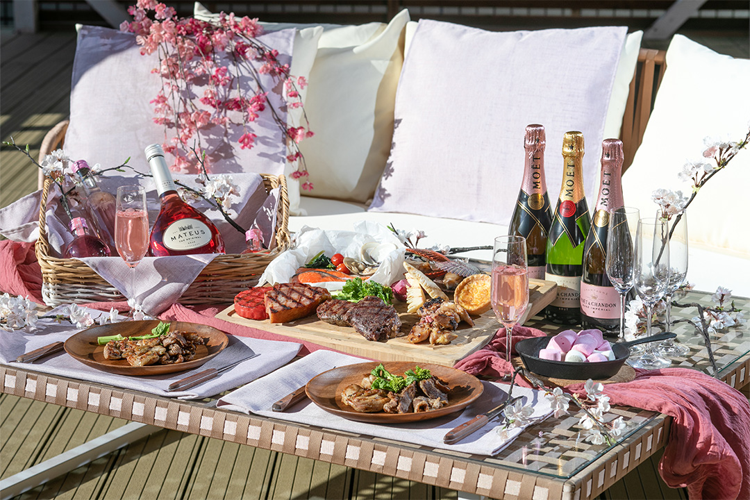 Enjoy a cherry blossom viewing-style barbecue on the rooftop! 