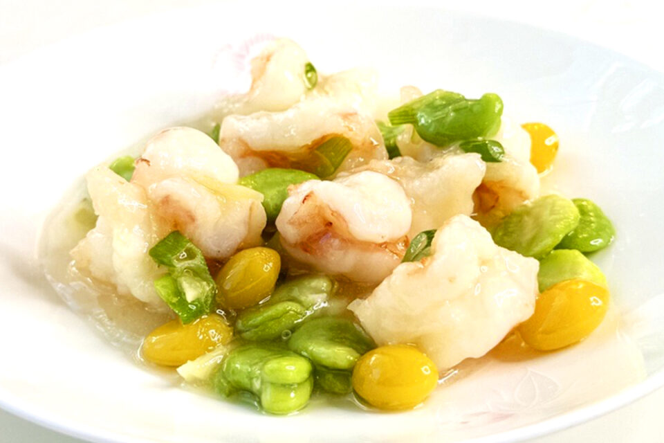 旬の空豆と大海老を塩味で仕上げた一皿「大海老と空豆の炒め」