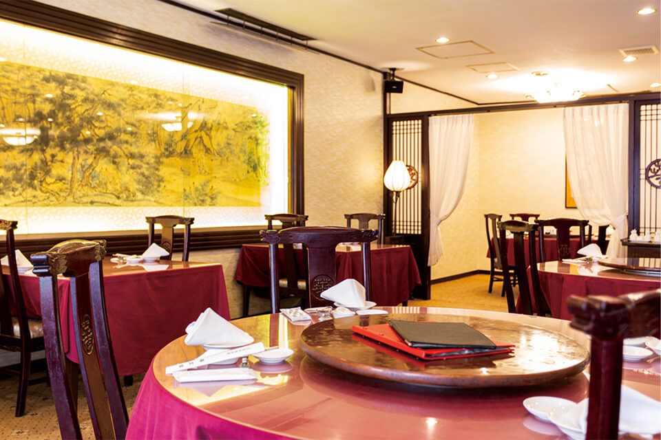 落ち着いた内装の1階グリル